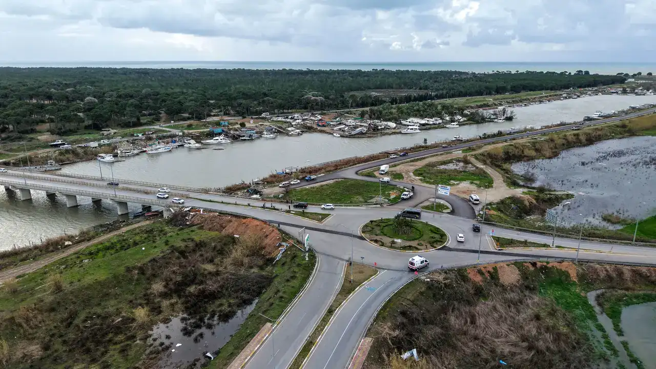 Fırtına ve Hortum Seraları Yıktı, Yollar Göle Döndü 15